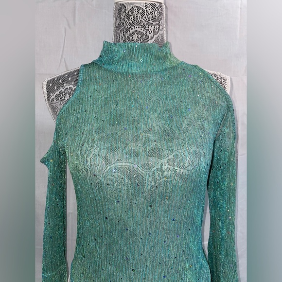 CLUB EXX Green Shimmer Bell Sleeve Bodysuit – Size L - Picture 6 of 9